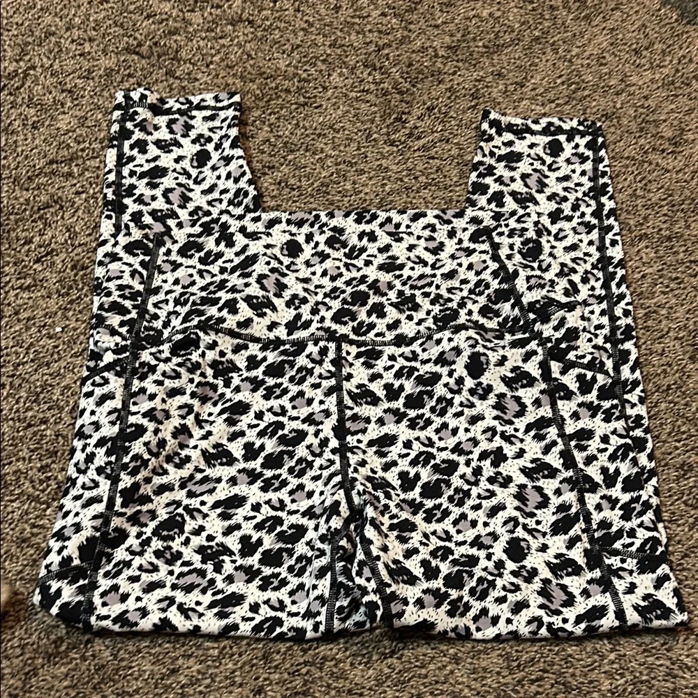 ZYIA Black and White Leopard Print Activewear - Picture 1 of 3